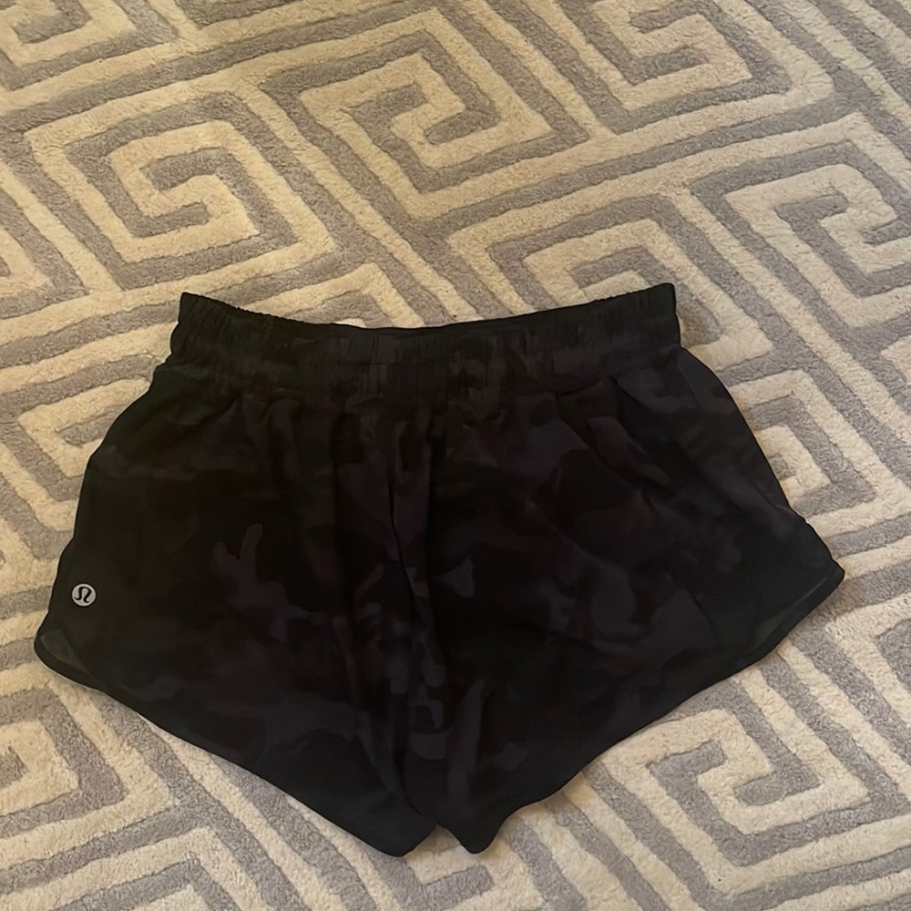 Lululemon Hotty Hot 2.5 Inch Shorts (black camo, size 6)